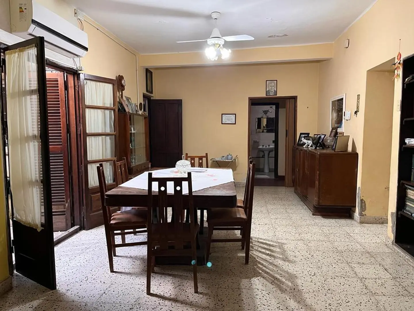 VENDO IMPORTANTE CASA EN PLENO CENTRO DE LA CIUDAD DE ESQUIN 3