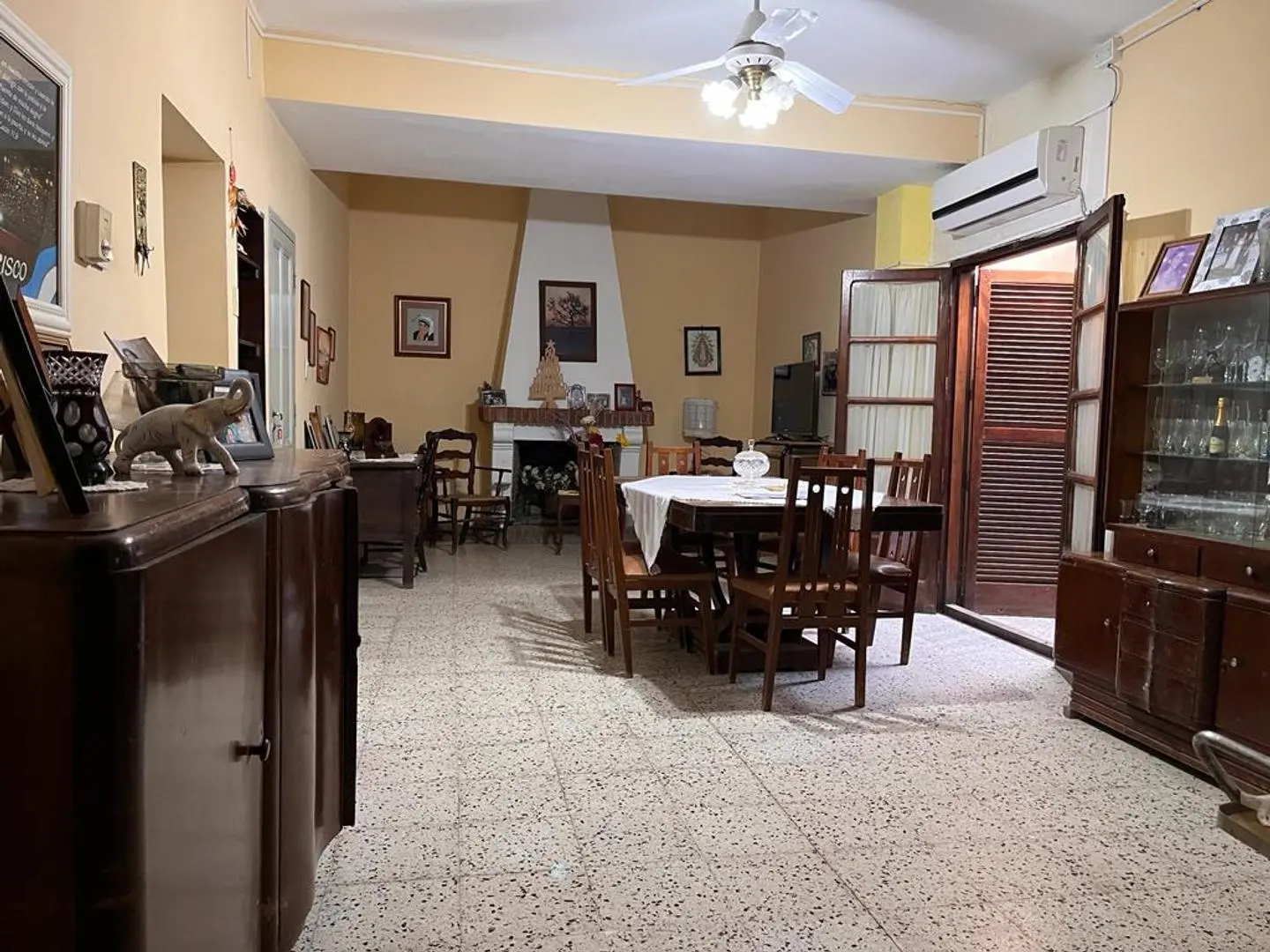 VENDO IMPORTANTE CASA EN PLENO CENTRO DE LA CIUDAD DE ESQUIN 5