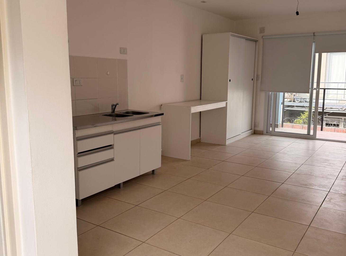 Foto de Departamento Zona Iupa de 30 m² con balcón en alquiler en General Roca, imagen 2