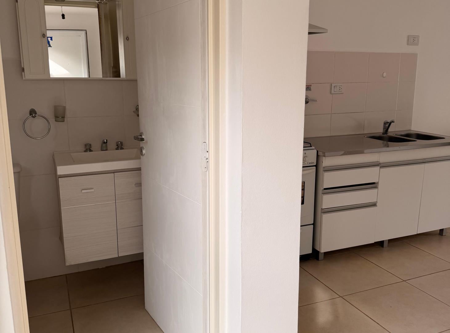 Foto de Departamento Zona Iupa de 30 m² con balcón en alquiler en General Roca, imagen 5