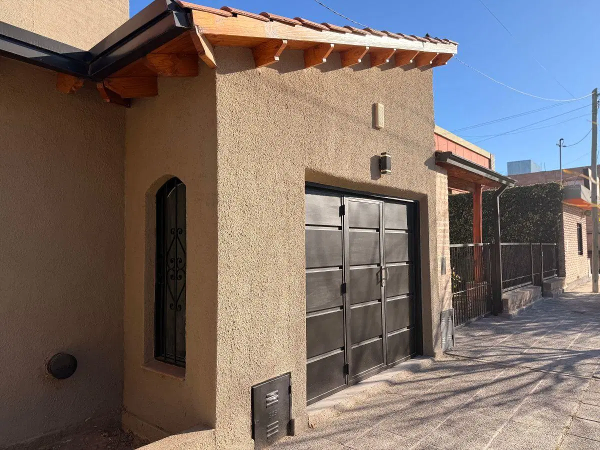 Casa familiar con pileta y quincho en Los Olmos | 4 dormitorios 3