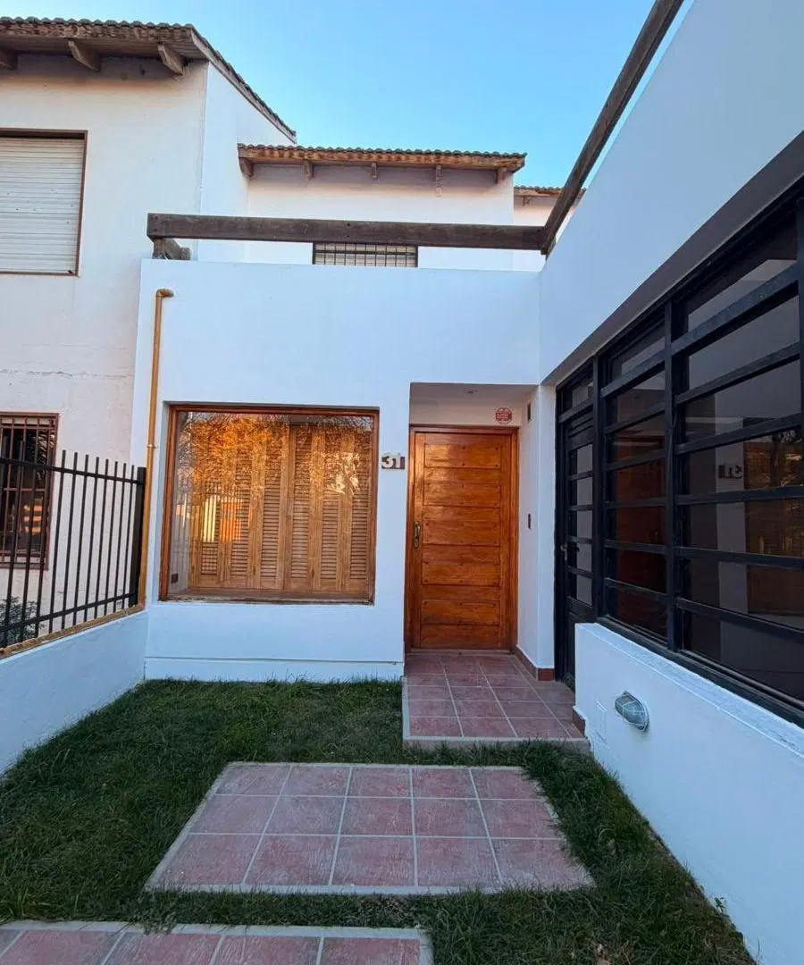 Duplex de 80 m2 con 3 dormitorios en alquiler en General Roca 2