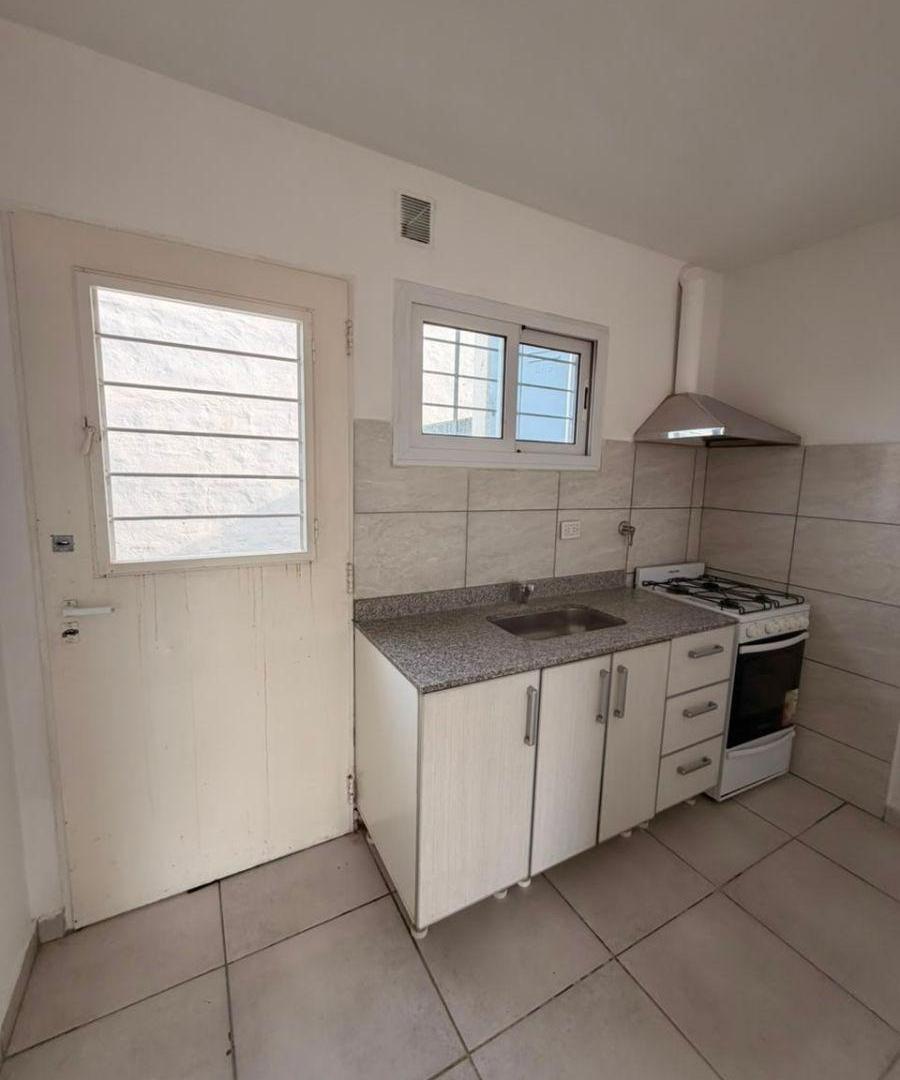 Foto de Departamento de 40 m² con 1 dormitorio en alquiler en General Roca, imagen 1