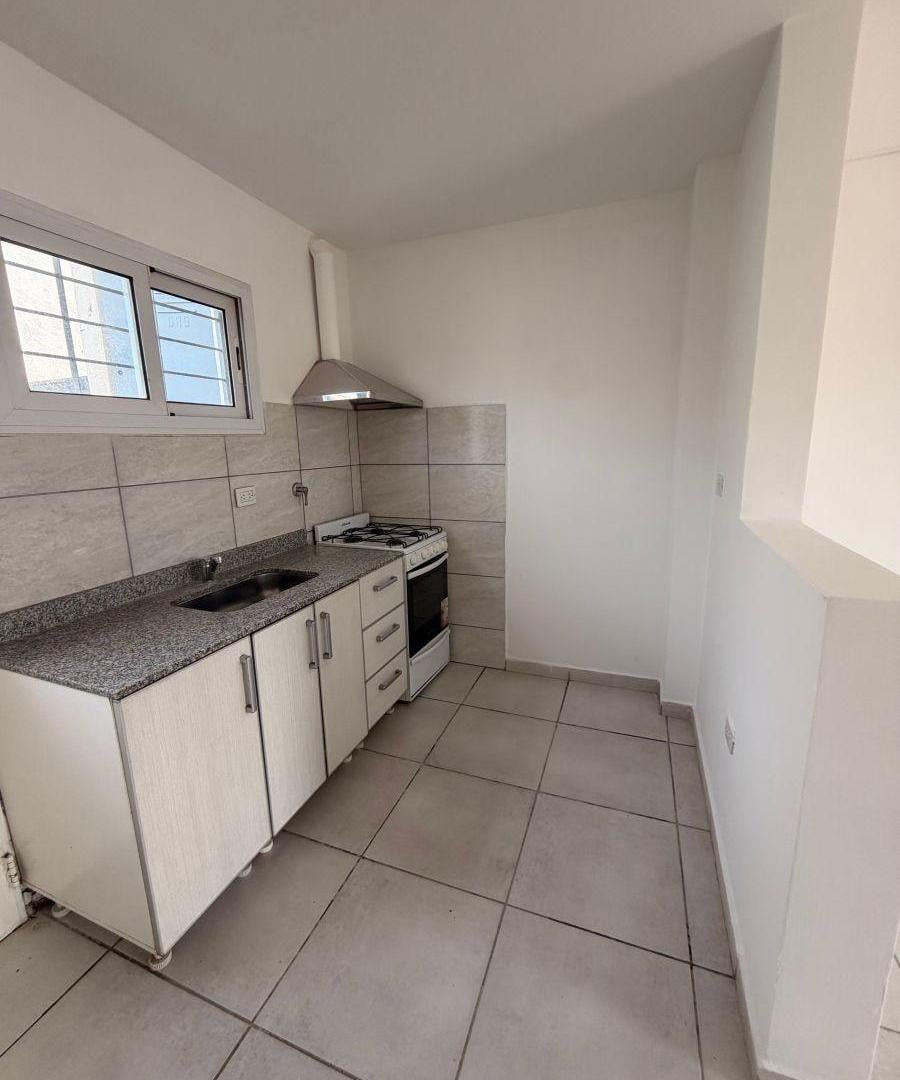 Foto de Departamento de 40 m² con 1 dormitorio en venta en General Roca, imagen 3