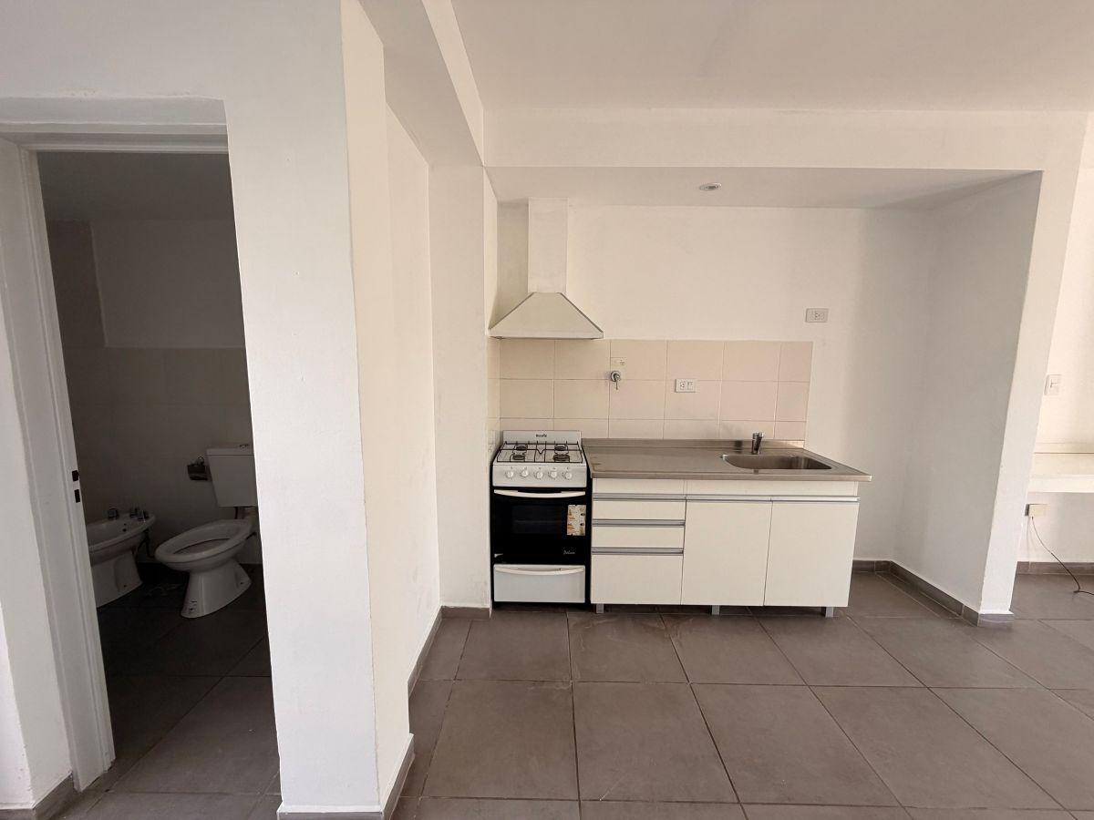 Foto de Departamento de 30 m² en alquiler en General Roca, imagen 3