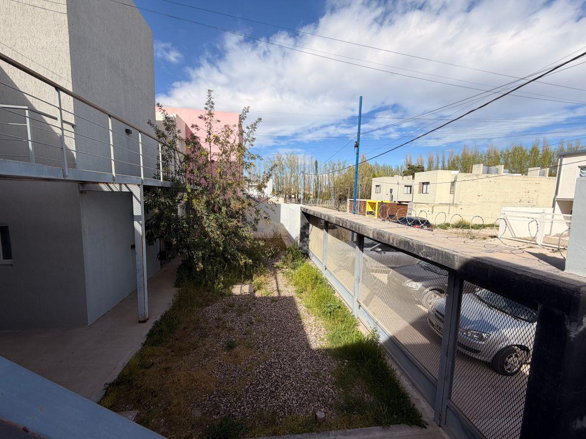Foto de Departamento de 30 m² en alquiler en General Roca, imagen 4