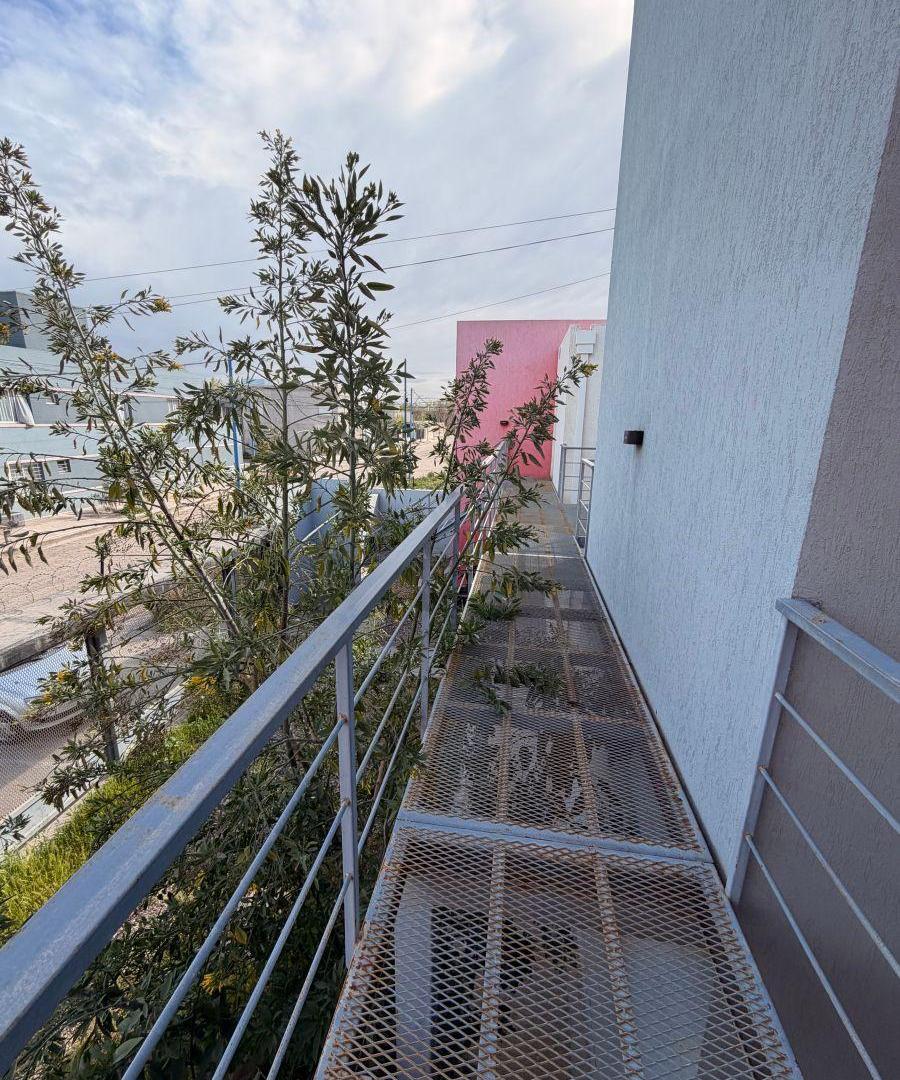 Foto de Departamento de 30 m² en alquiler en General Roca, imagen 2