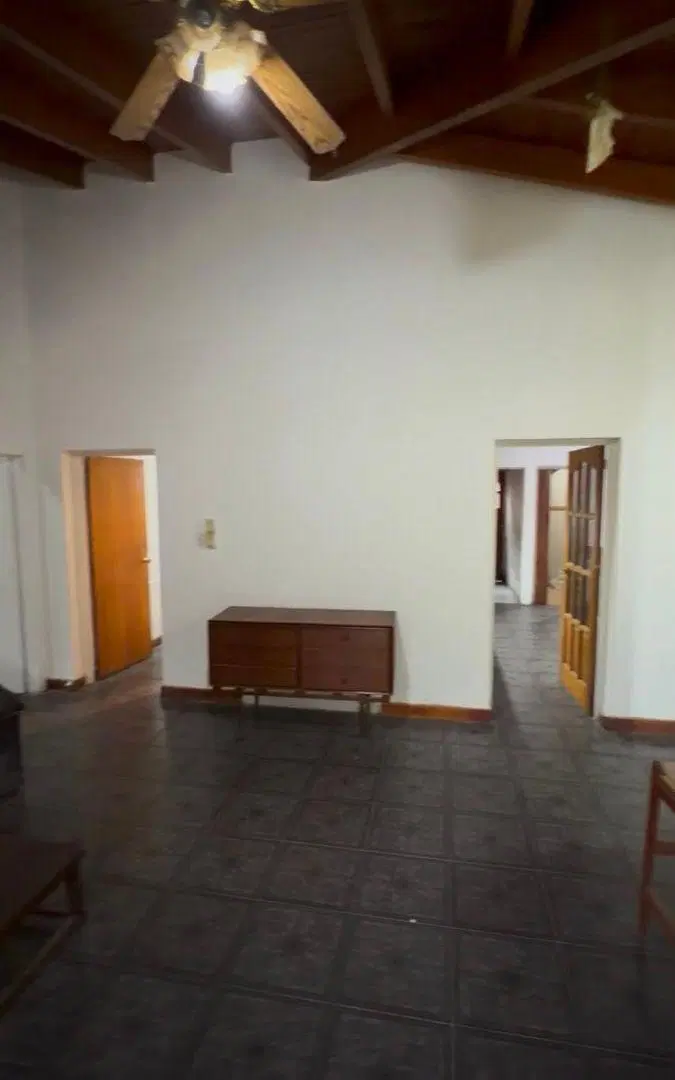 Venta de casa residencial con potencial comercial, profesional. Sup. 427m2 de terreno. 3