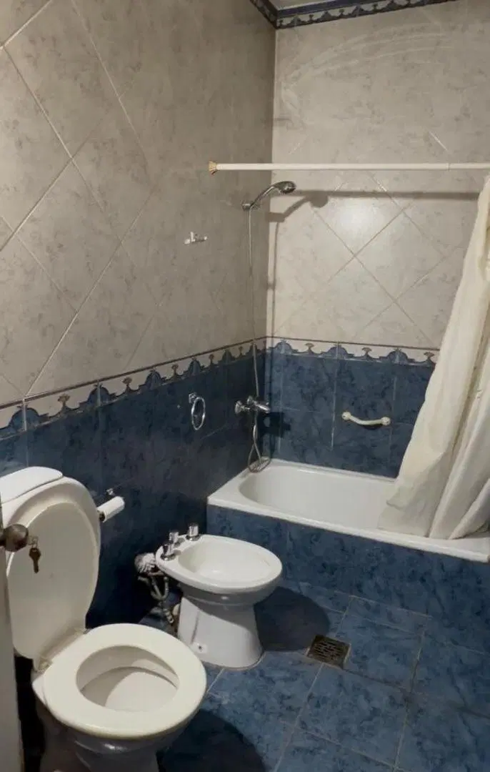 Venta de casa residencial con potencial comercial, profesional. Sup. 427m2 de terreno. 8