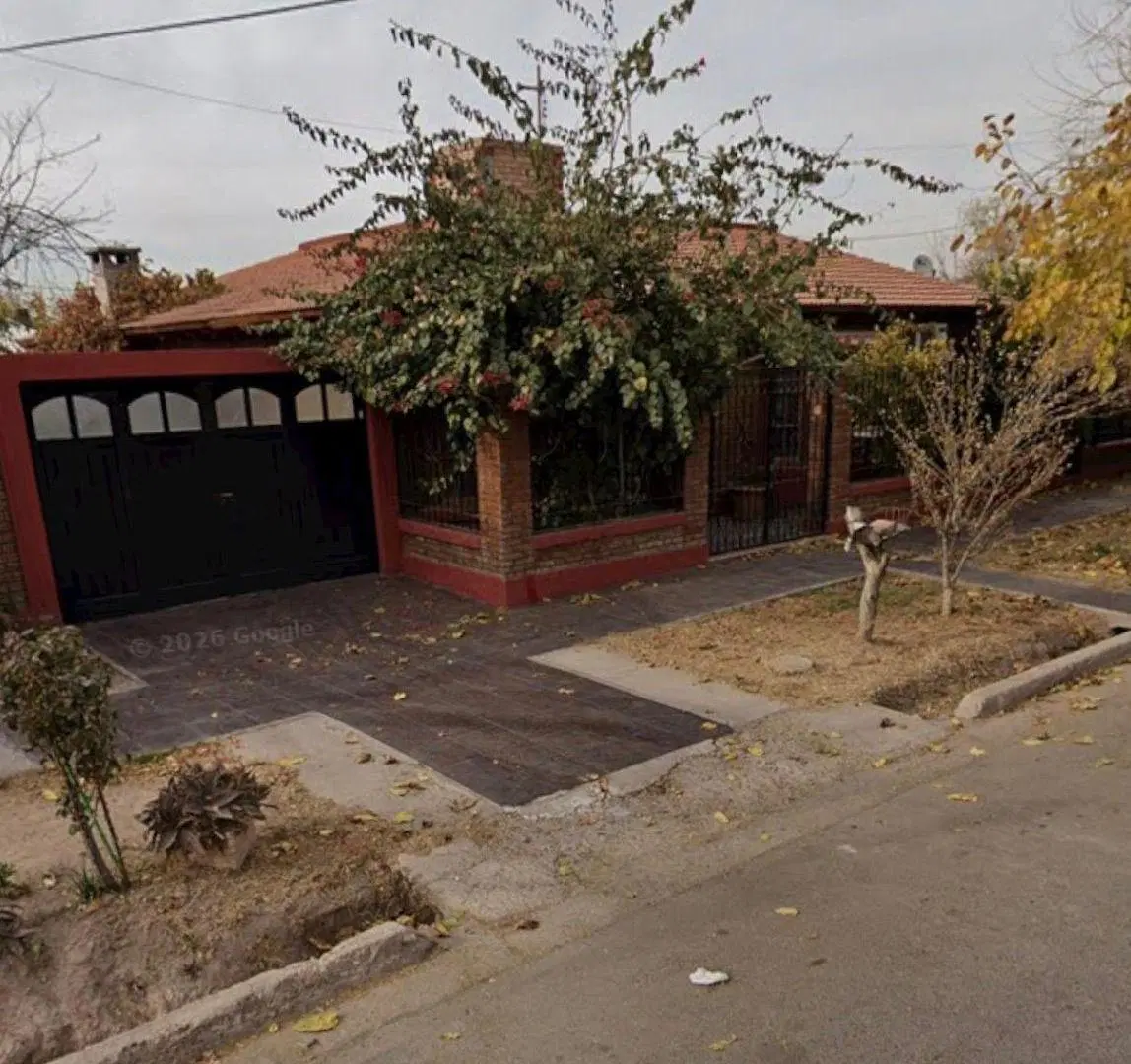 Venta de casa residencial con potencial comercial, profesional. Sup. 427m2 de terreno. 2