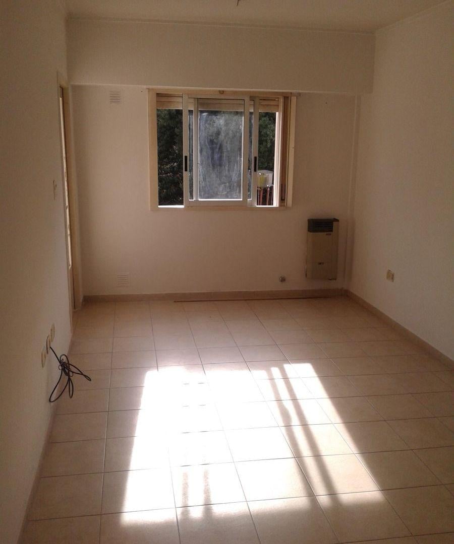 Foto de ALQUILER 58 N 1181 E 19 Y 20 UN DORMITORIO CON COCHERA $600.000, imagen 1