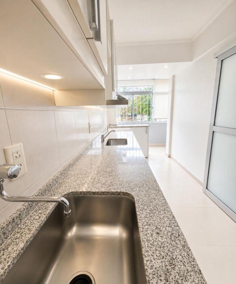 Foto de Departamento de 2 dormitorios remodelado y frente a plaza, imagen 5