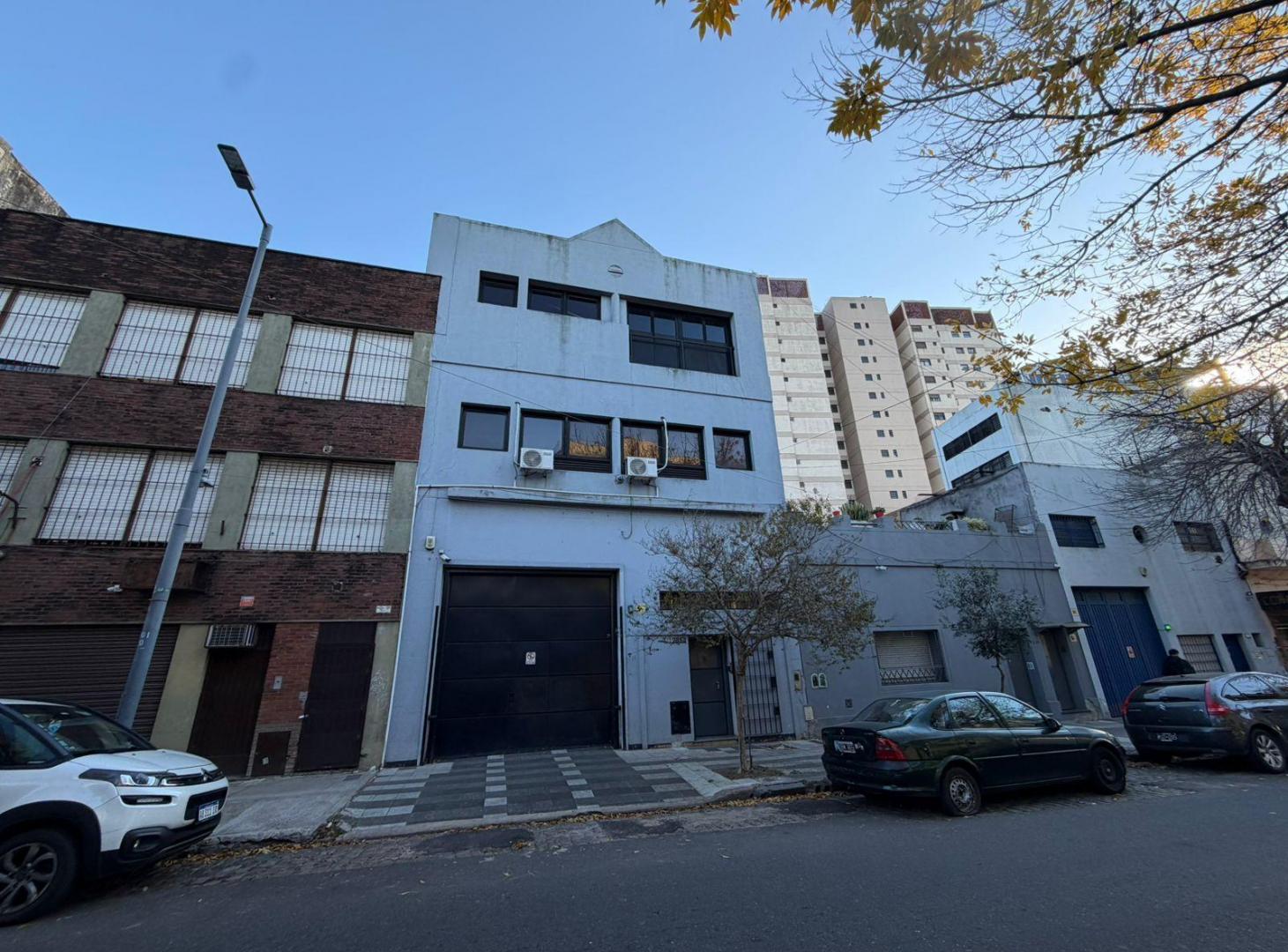 Depósito con oficinas