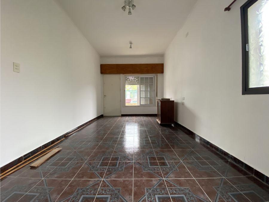 Foto de VENTA EN BLOQUE 2 DEPTOS Y UN LOCAL ISIDRO CASANOVA, imagen 2