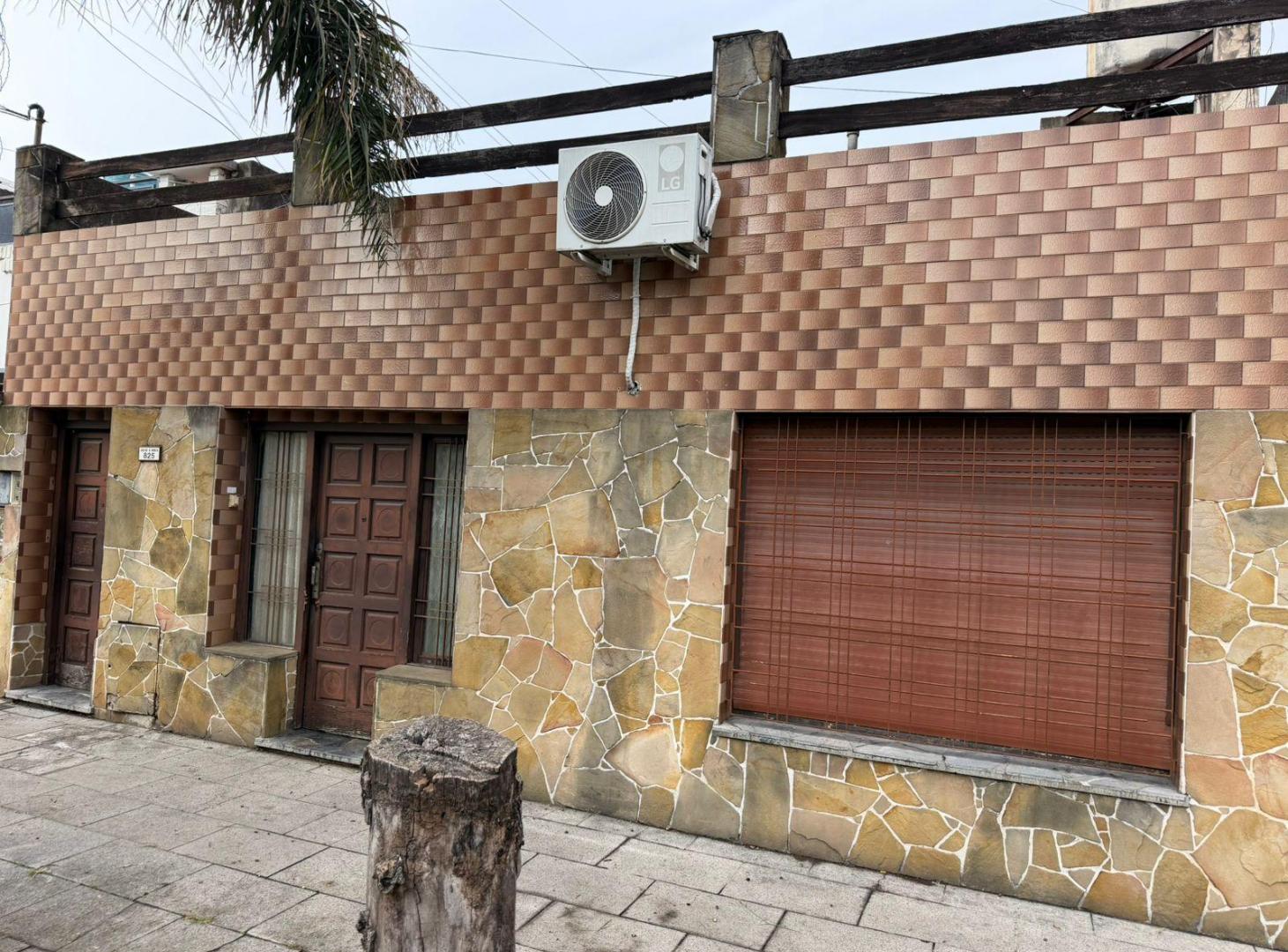 Foto de VENTA CASA 3 AMBIENTES CON PARQUE EN RAMOS MEJIA APTO CREDITO, imagen 1