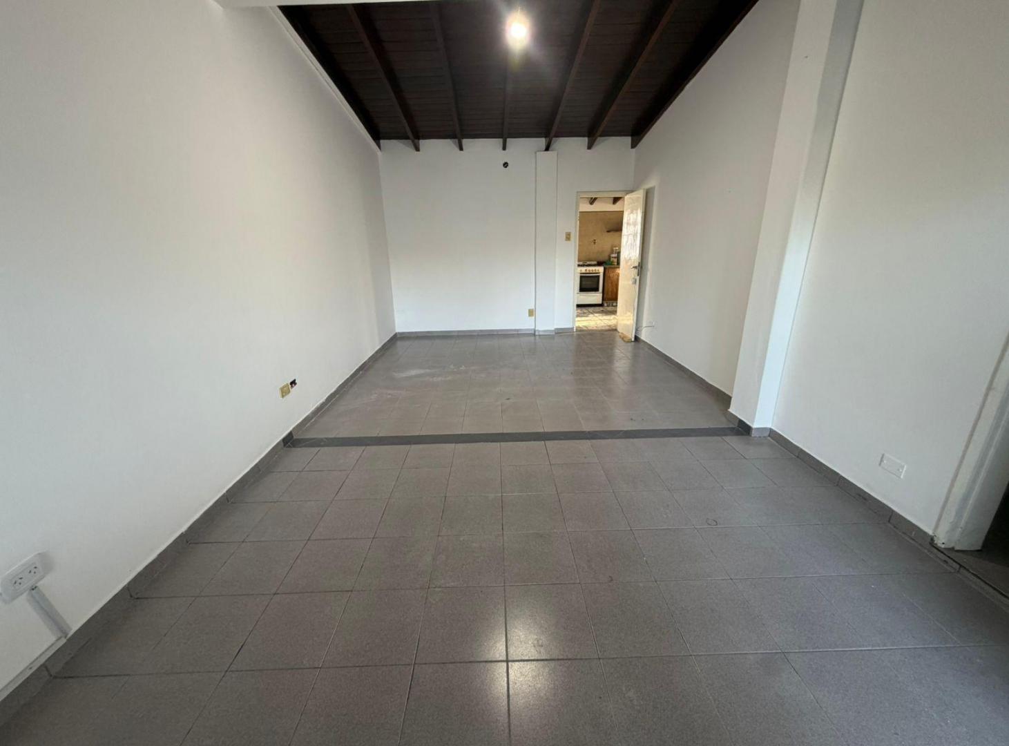Foto de CASA EN ALQUILER TRES AMBIENTES EN VILLA LUZURIAGA, imagen 2