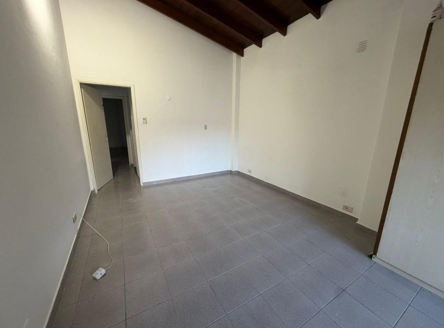 Foto de CASA EN ALQUILER TRES AMBIENTES EN VILLA LUZURIAGA, imagen 4