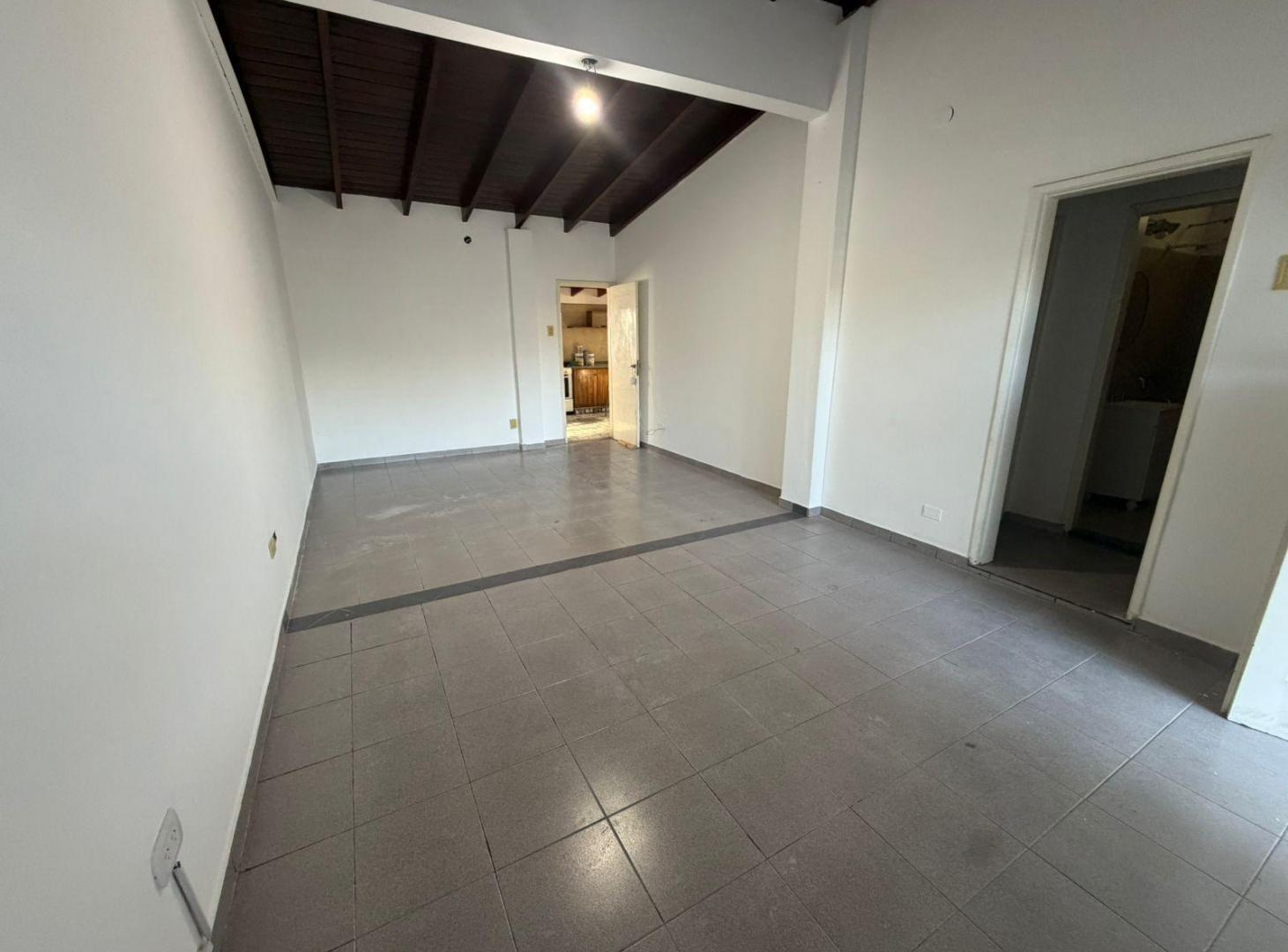 Foto de CASA EN ALQUILER TRES AMBIENTES EN VILLA LUZURIAGA, imagen 3