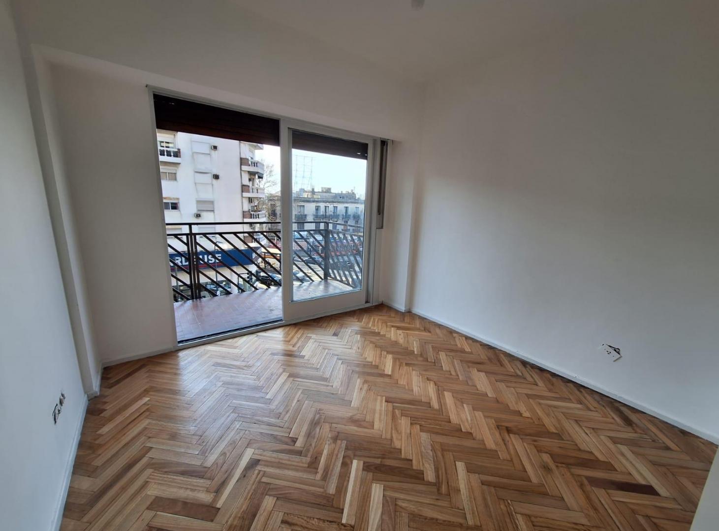 Foto de VENTA 4 AMBIENTES EN CABALLITO CON BALCÓN CORRIDO AL FRENTE, imagen 2