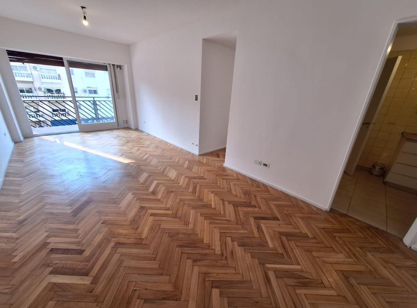 Foto de VENTA 4 AMBIENTES EN CABALLITO CON BALCÓN CORRIDO AL FRENTE, imagen 1