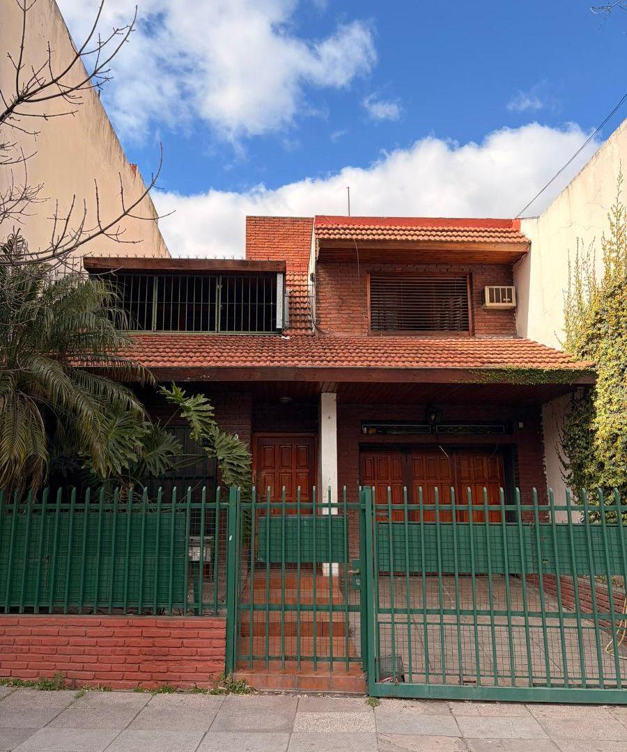 Foto de Casa en coghlan a refaccionar. 2 Cocheras patio jardin lavadero 230m2, imagen 3