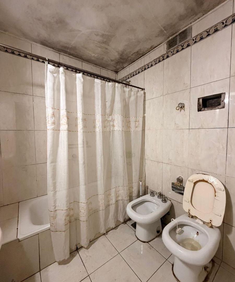 Foto de Casa en coghlan a refaccionar. 2 Cocheras patio jardin lavadero 230m2, imagen 5