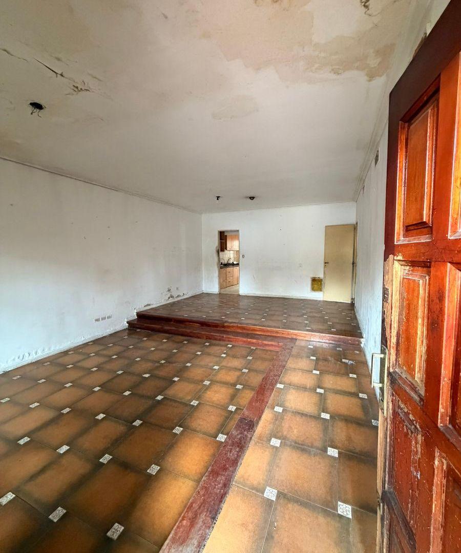 Foto de Casa en coghlan a refaccionar. 2 Cocheras patio jardin lavadero 230m2, imagen 2