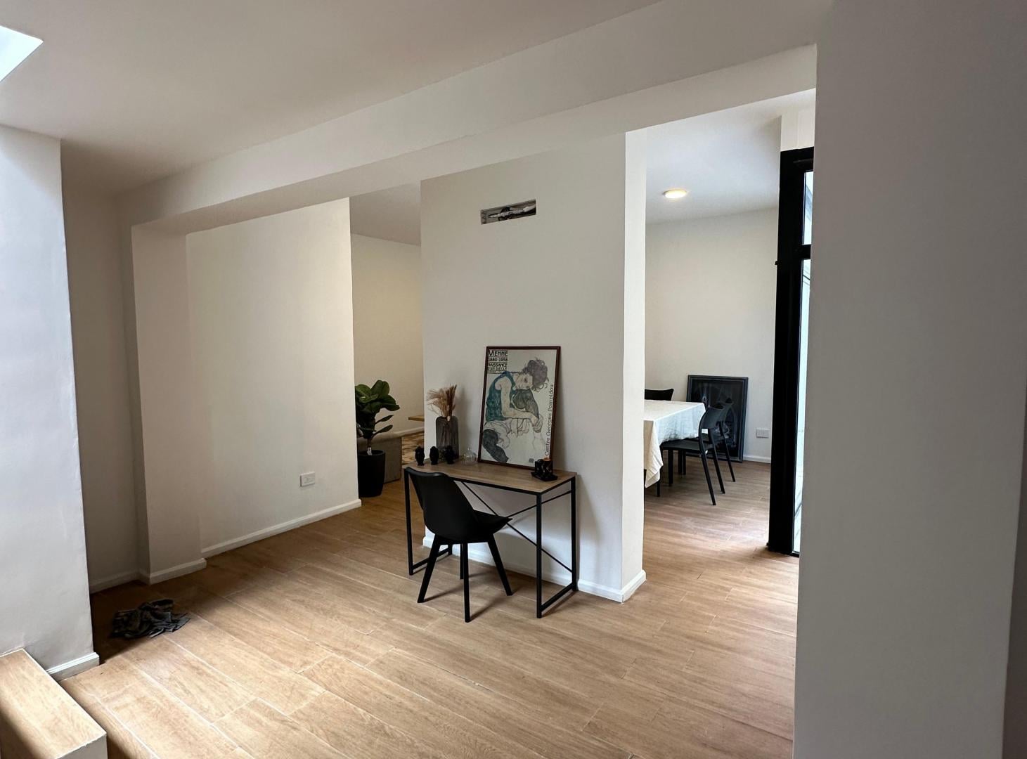 Foto de PH 4 ambientes reciclado en Belgrano. Suite con vestidor, 2 baños, imagen 2