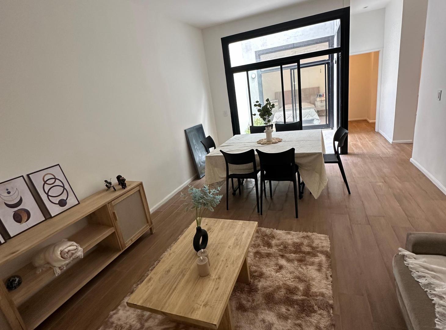 Foto de PH 4 ambientes reciclado en Belgrano. Suite con vestidor, 2 baños, imagen 1