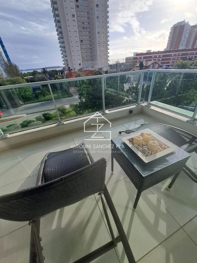 Apartamento en Playa Mansa a la venta 3 Dormitorios con vista