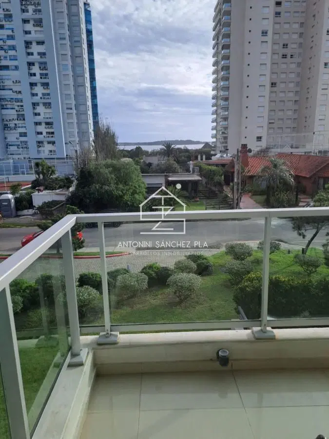 Apartamento en Playa Mansa a la venta 3 Dormitorios con vista 3