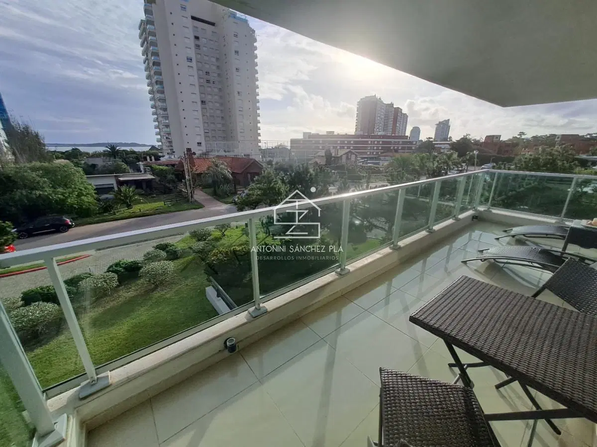 Apartamento en Playa Mansa a la venta 3 Dormitorios con vista 1