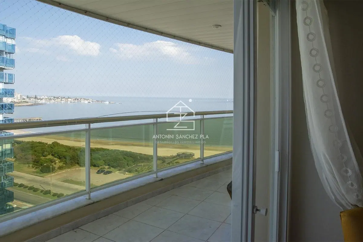 Departamento de 3 dormitorios en venta frente a Playa Mansa, Coral Tower 8