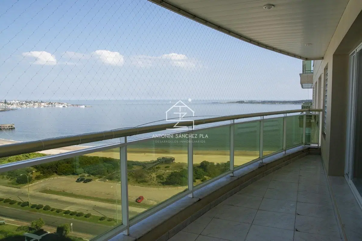 Departamento de 3 dormitorios en venta frente a Playa Mansa, Coral Tower 3