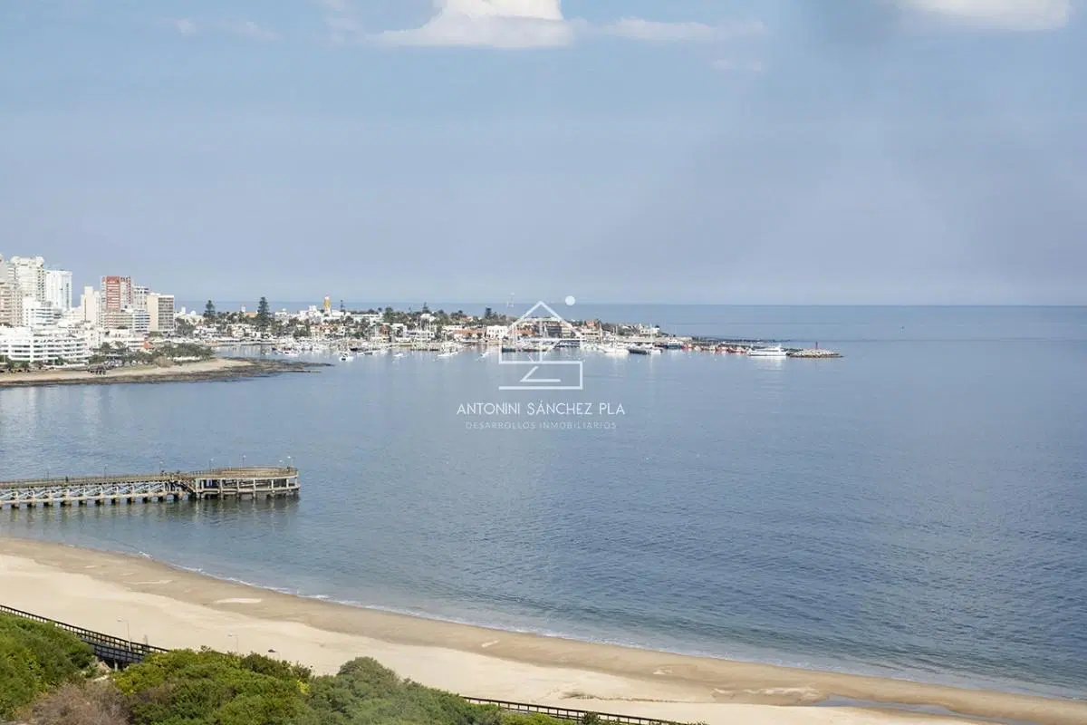Departamento de 3 dormitorios en venta frente a Playa Mansa, Coral Tower 1