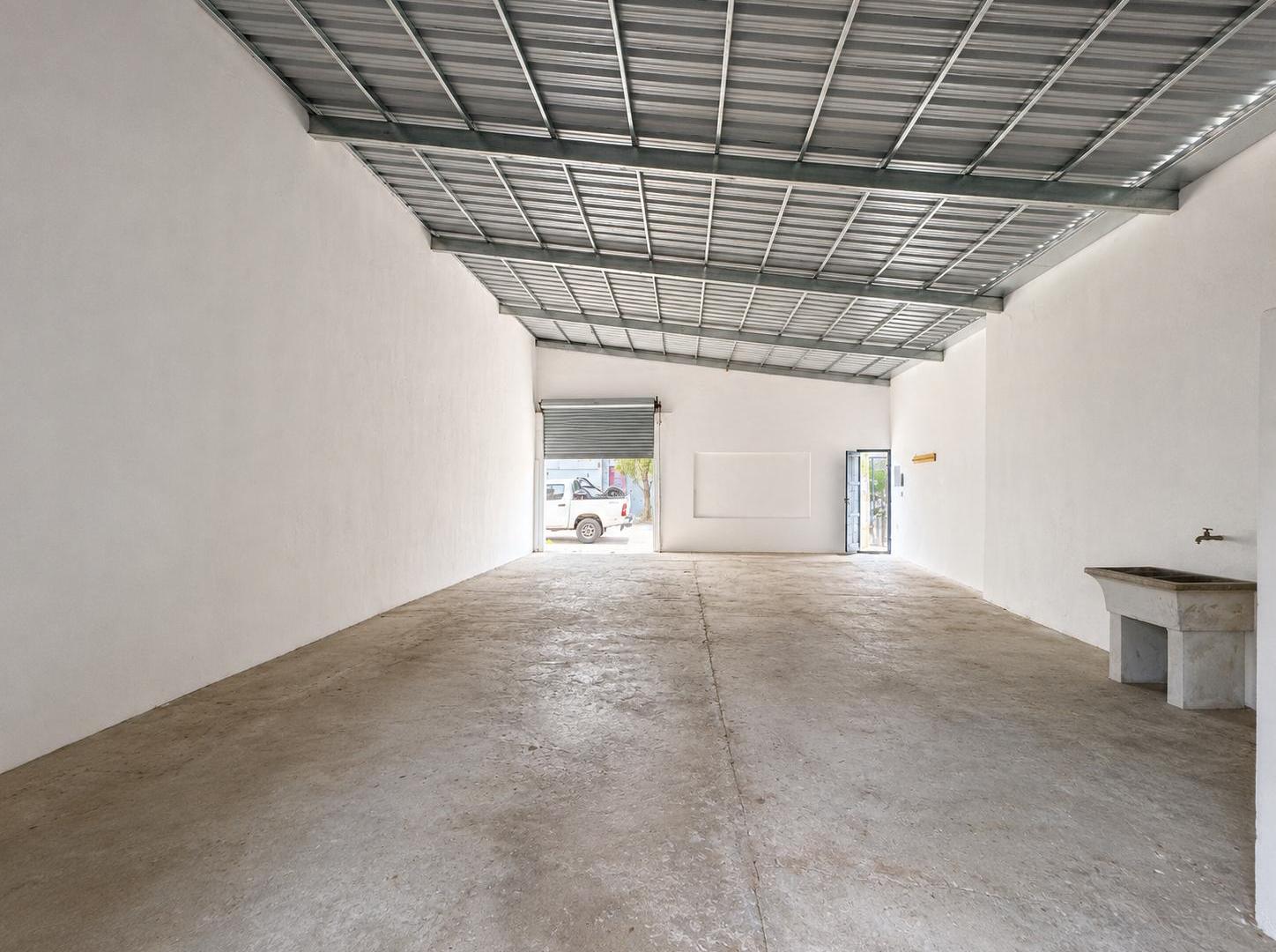 Foto de Galpón en alquiler Barrio Don Bosco Mar del Plata, 368 m² con fondo, imagen 1