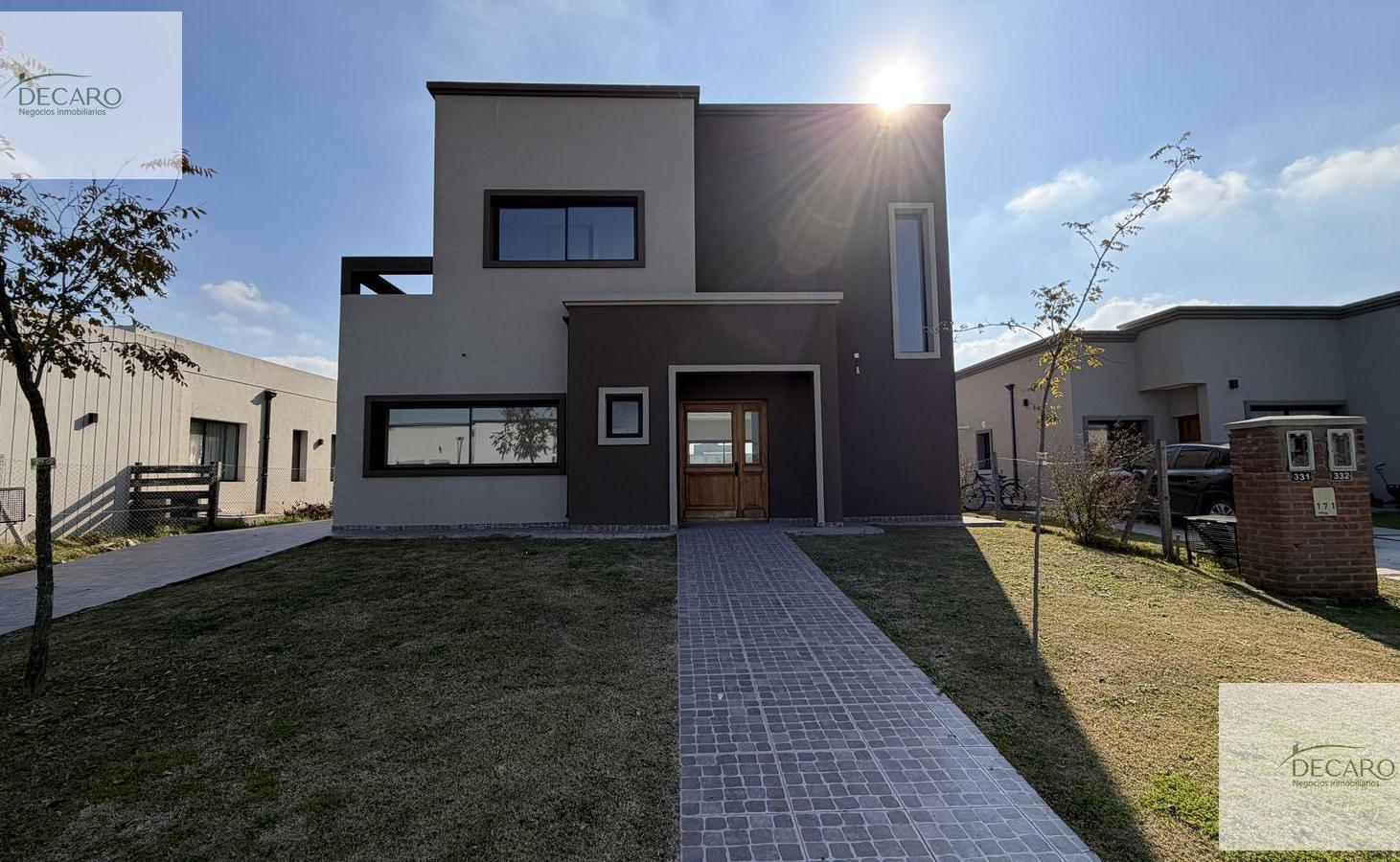 Hermosa casa de 2 plantas ubicada en lote central