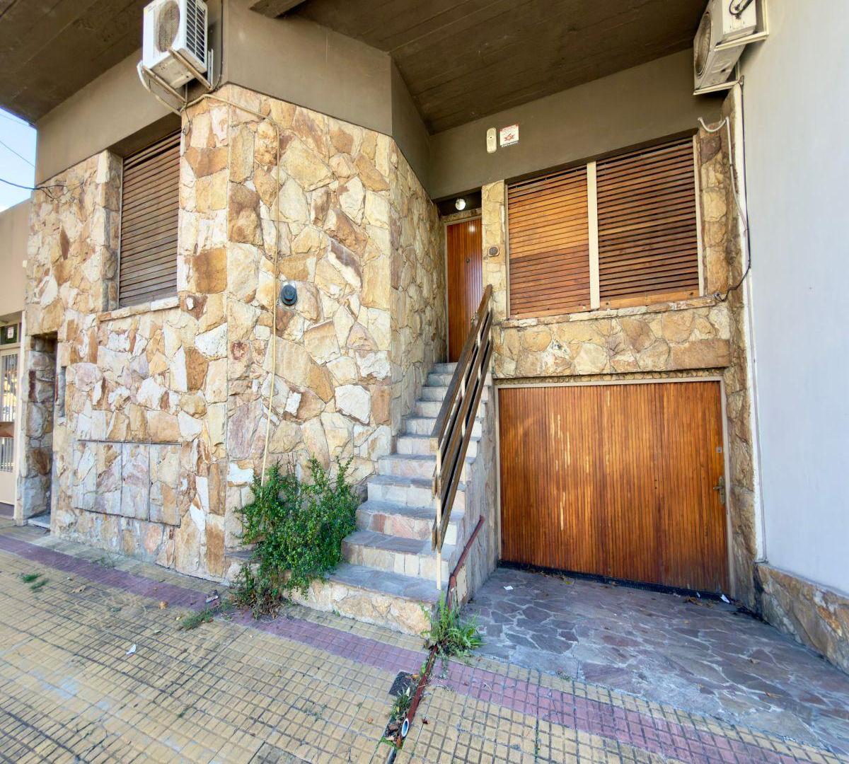 Casa En Venta Tipo Ph, 2 Dorm, Cochera, Patio, Lavadero
