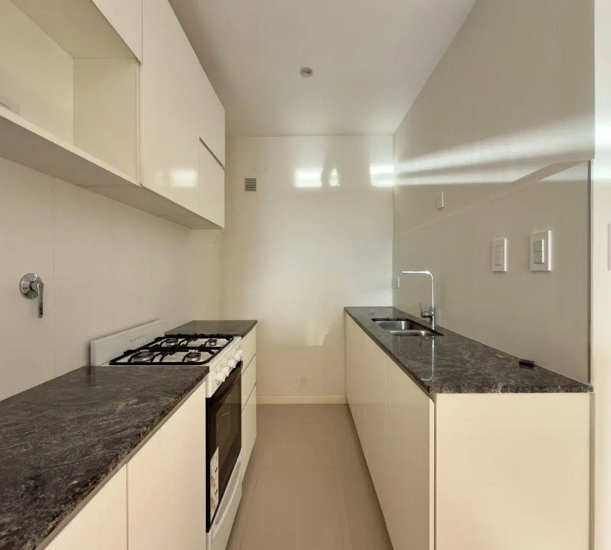 Departamento De Categoria En Alquiler, Un Dormitorio, Balcon, Al Frente 4