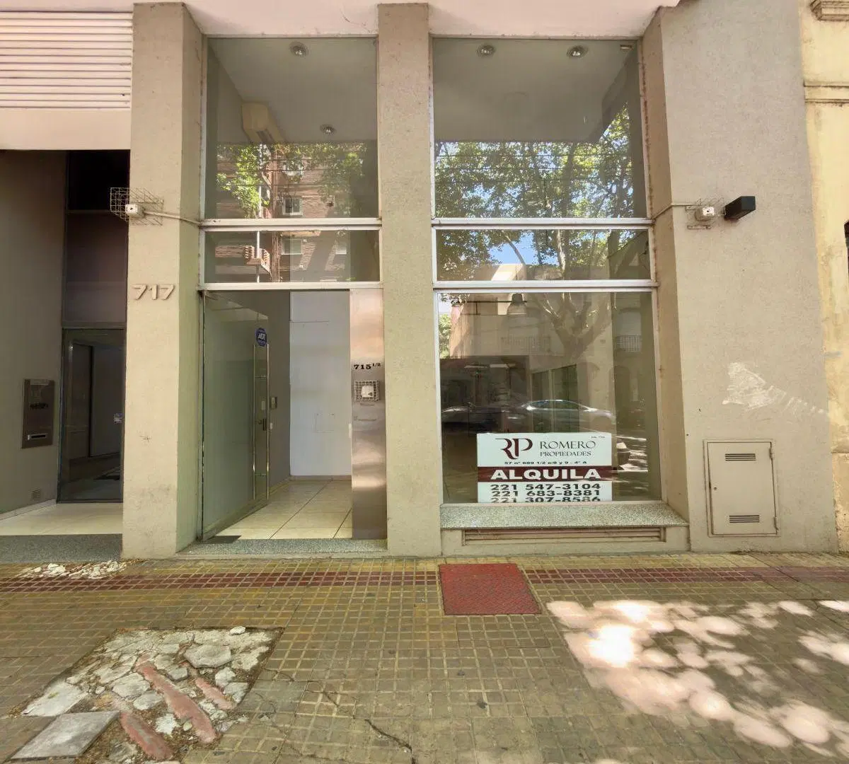 Local En Alquiler, Al Frente, Vidriado, 2 Plantas, Baño, La Plata 3