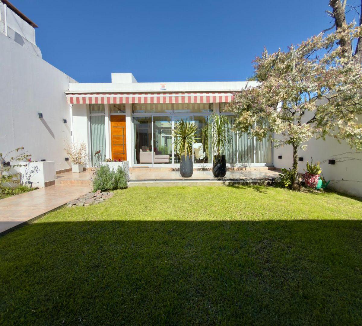 Foto de CASA EN VENTA 3 DORMITORIOS, GARAGE, JARDIN, PARRILLA, CITY BELL, imagen 2