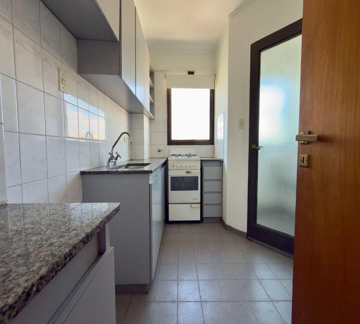 Foto de DEPARTAMENTO EN ALQUILER, 2 DORMITORIOS, FRENTE, BALCON, COCHERA, imagen 2