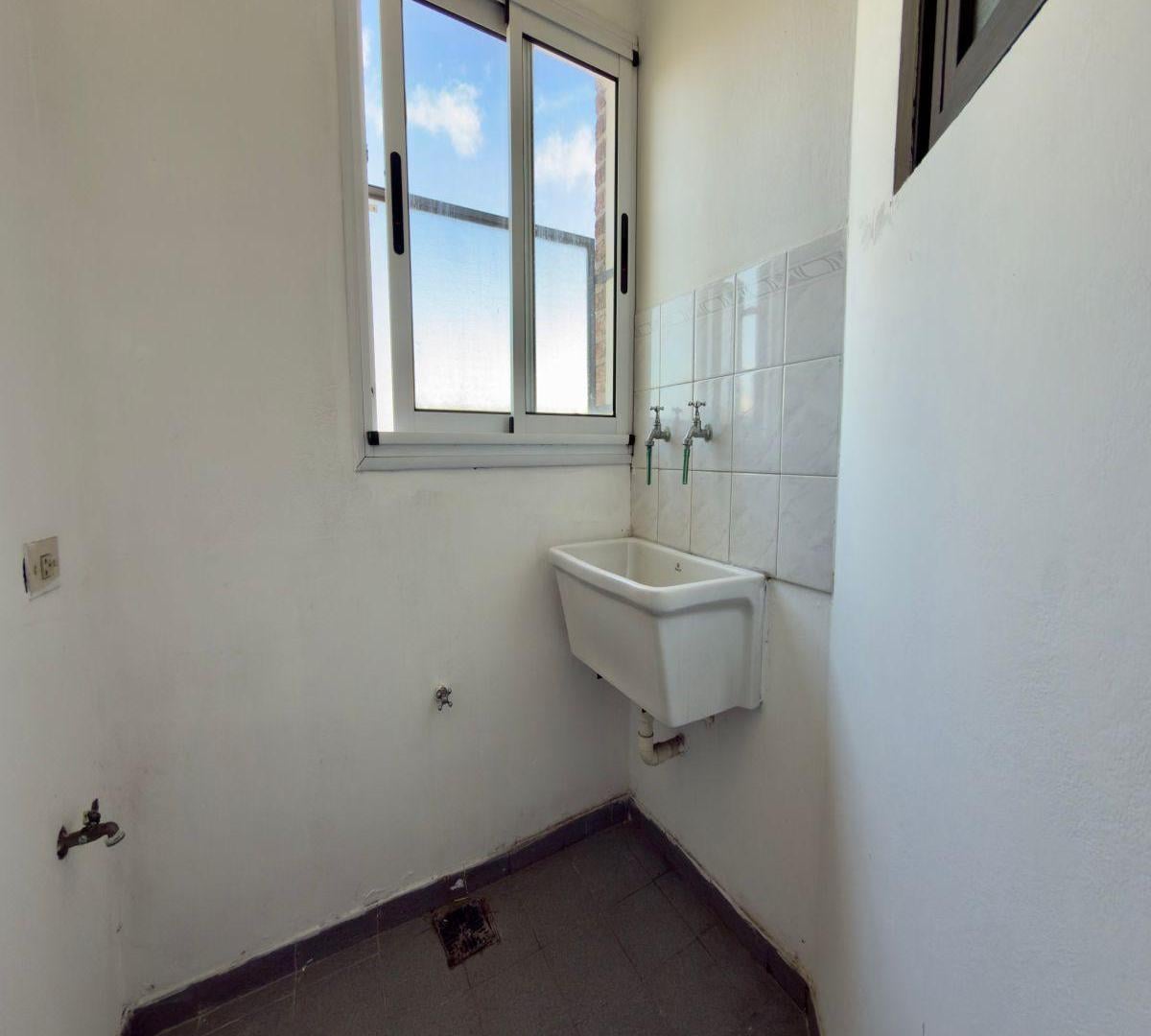 Foto de DEPARTAMENTO EN ALQUILER, 2 DORMITORIOS, FRENTE, BALCON, COCHERA, imagen 5