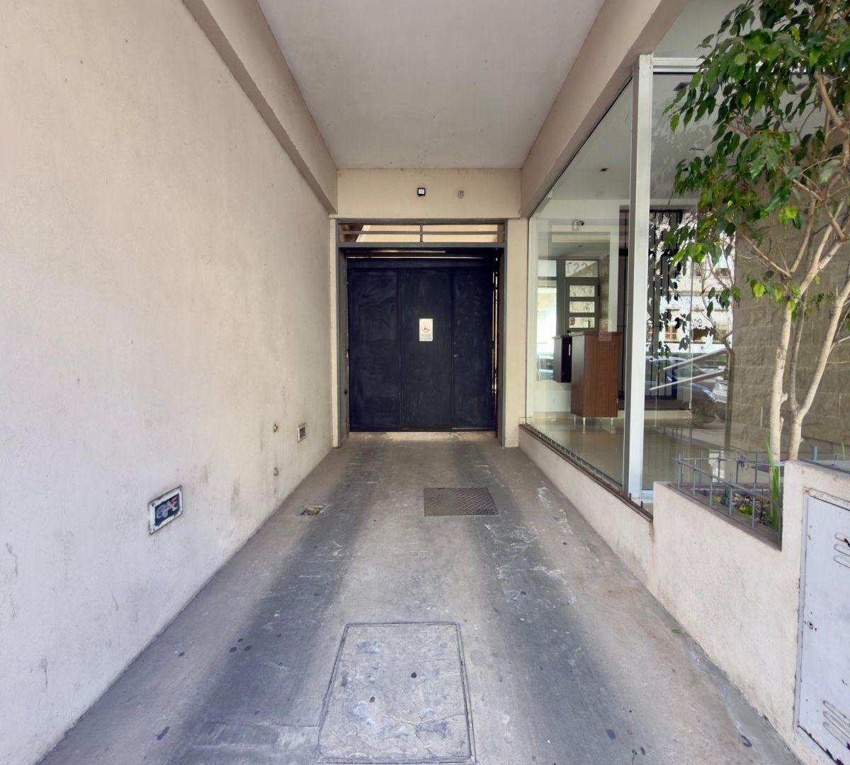 Foto de Cochera semicubierta en venta – 8 entre 57 y 58 | Plaza Moreno, imagen 1