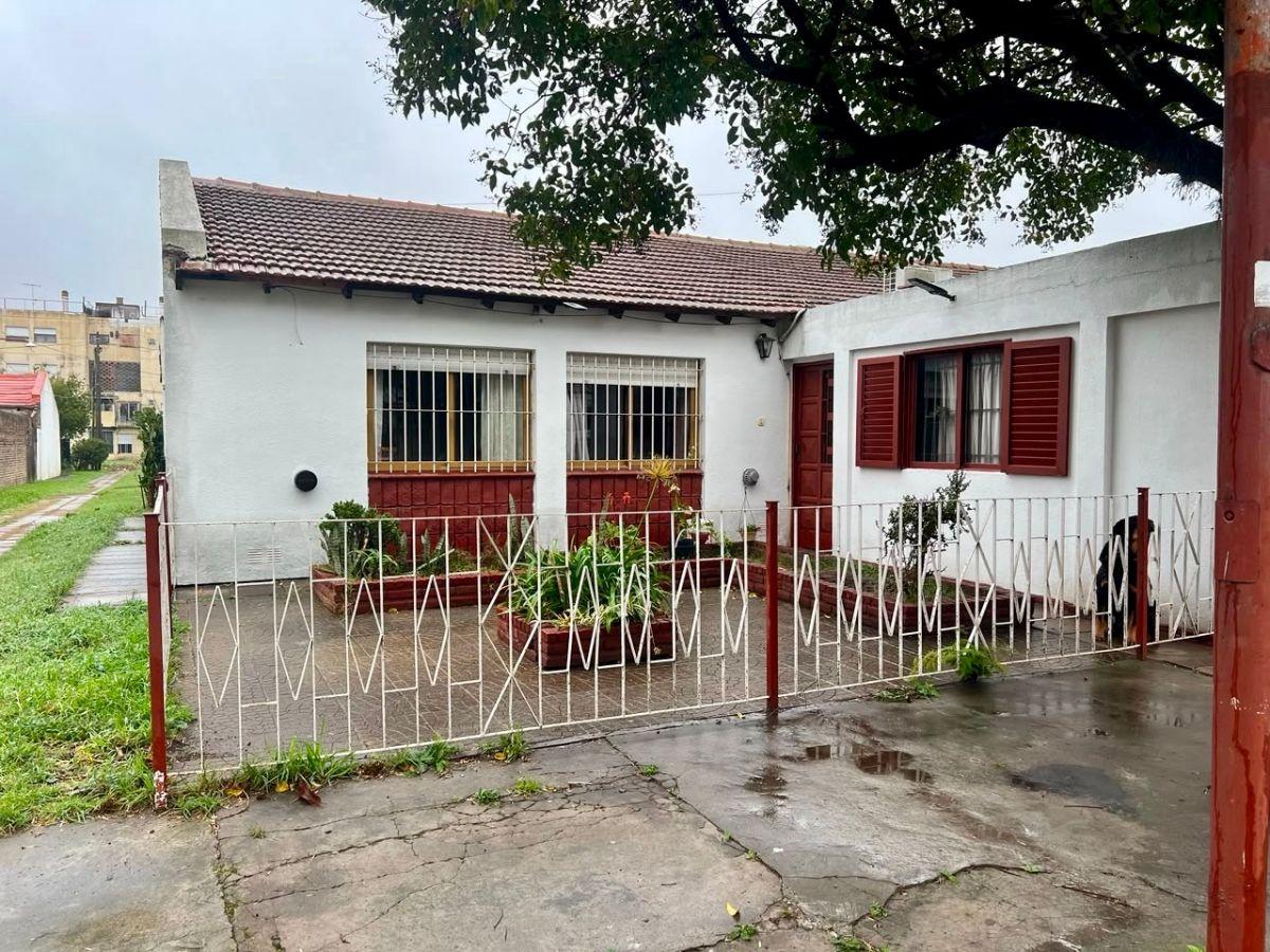Casa de 3 dormitorios con departamento independiente en venta – 79 e/12 y 12 bis