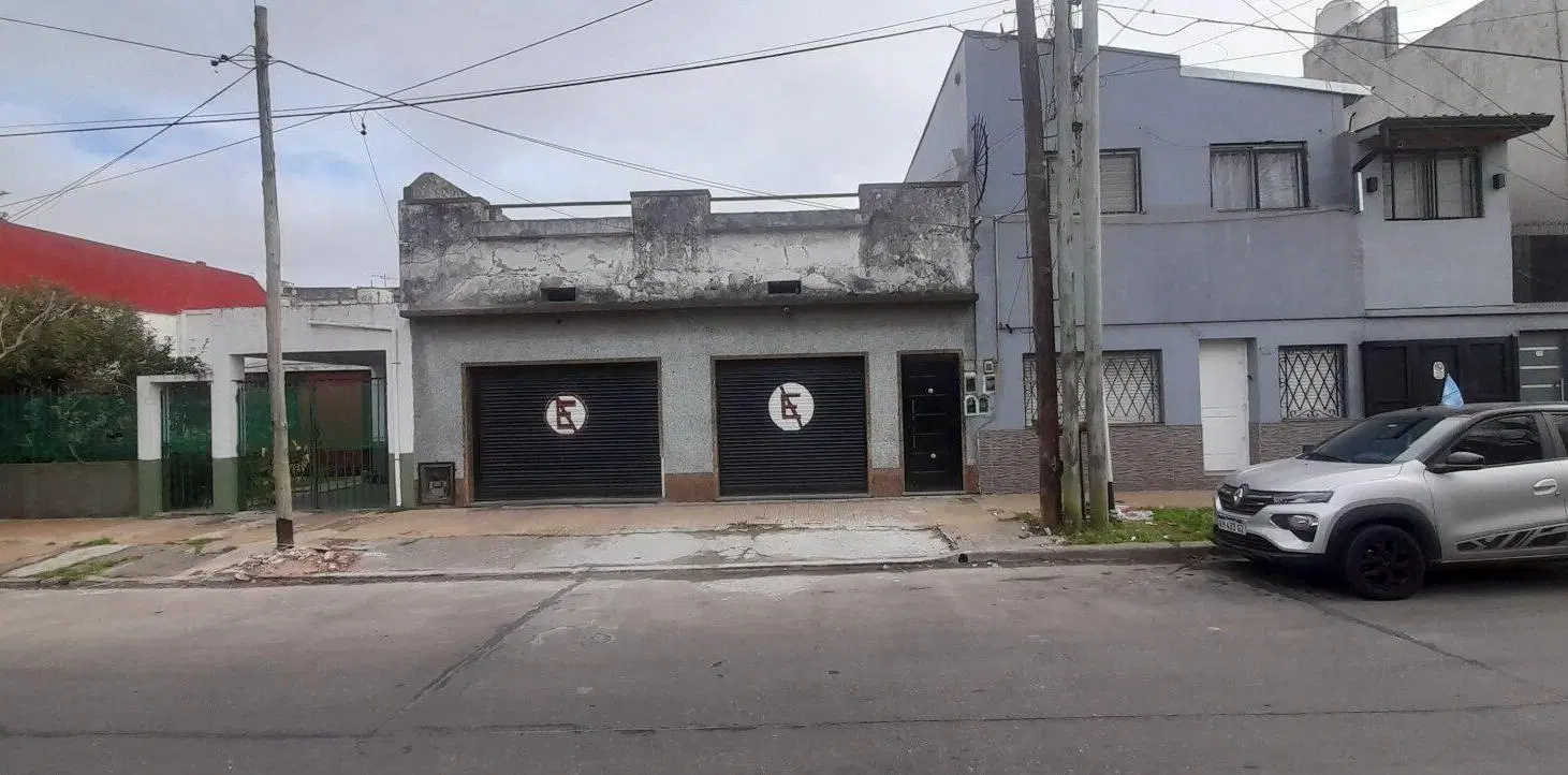 Casa 3 ambientes, local y cochera para 3 autos 4