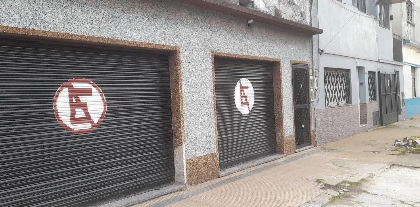 Casa 3 ambientes, local y cochera para 3 autos 3