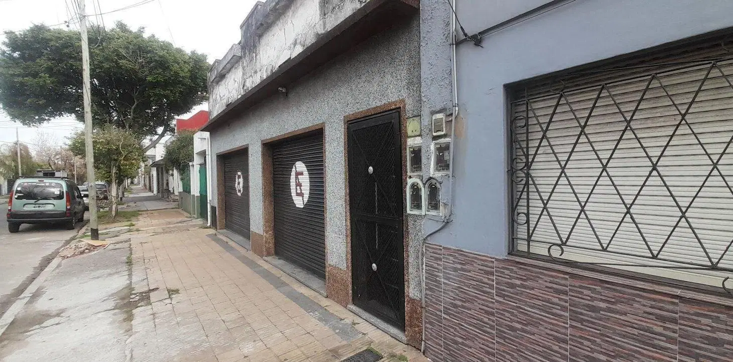 Casa 3 ambientes, local y cochera para 3 autos 2
