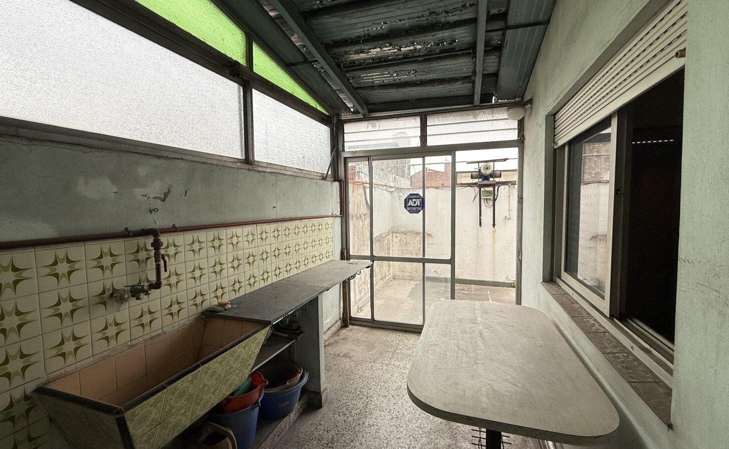 Foto de Venta Casa 3 ambientes a reciclar, con Galpon Ramos Mejia, imagen 2