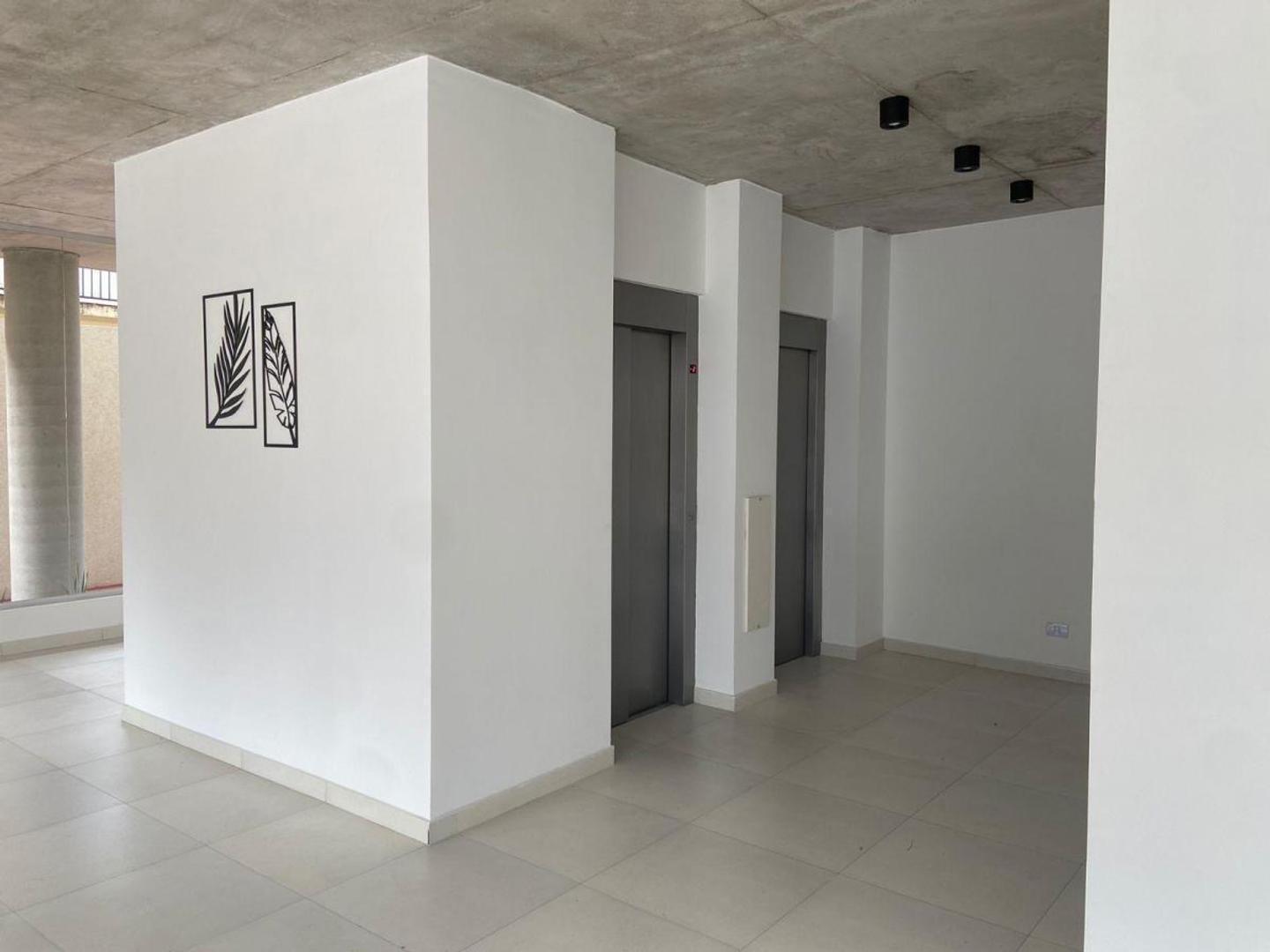 Foto de VENTA COCHERA CUBIERTA ITUZAINGO SUR, imagen 2